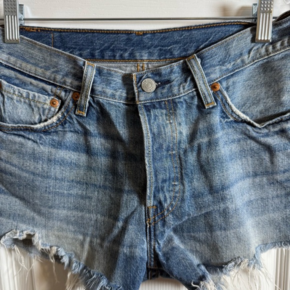 Levi’s Women’s Jean Shorts 501 Cut Off Denim Size 28 Waist Frayed Hem Shortie - Picture 3 of 14
